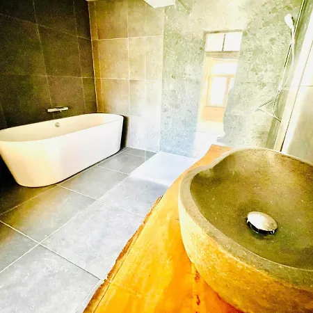 Manoir De Sterpigny, Chateau-ferme 17eme Siecle La Tour 度假居 *