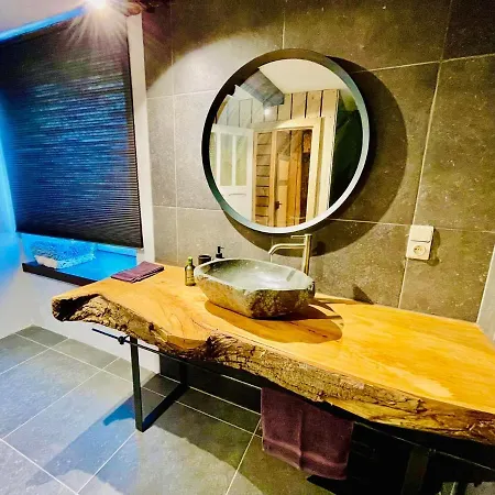 Manoir De Sterpigny, Chateau-ferme 17eme Siecle La Tour Feriehus