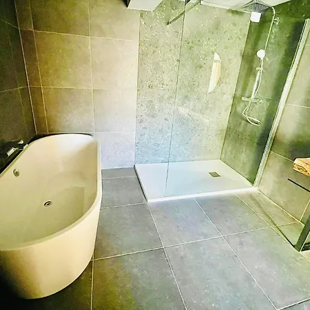 Feriehus Manoir De Sterpigny, Chateau-ferme 17eme Siecle La Tour Gouvy