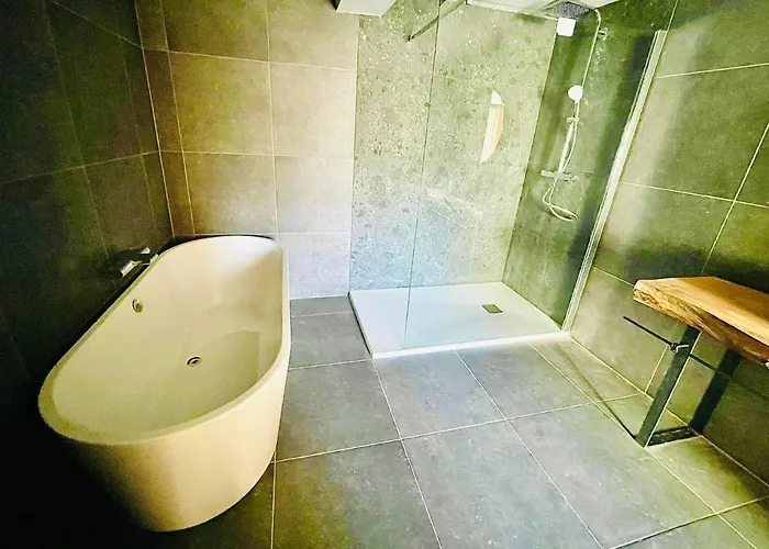 Holiday home Manoir De Sterpigny, Chateau-ferme 17eme Siecle La Tour Gouvy